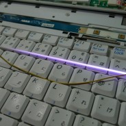 半分だけ点灯する液晶画面